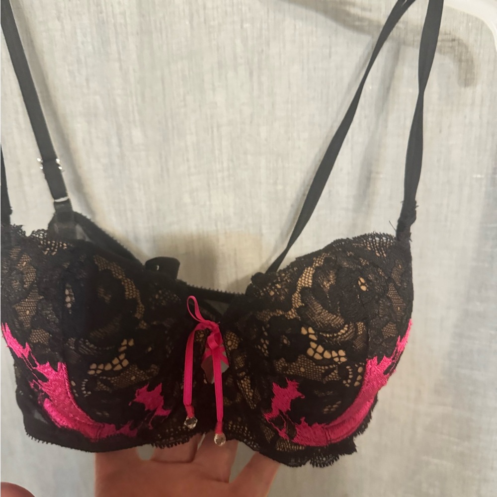 Victoria's Secret Black and Pink Lace Bra - Picture 4 of 7